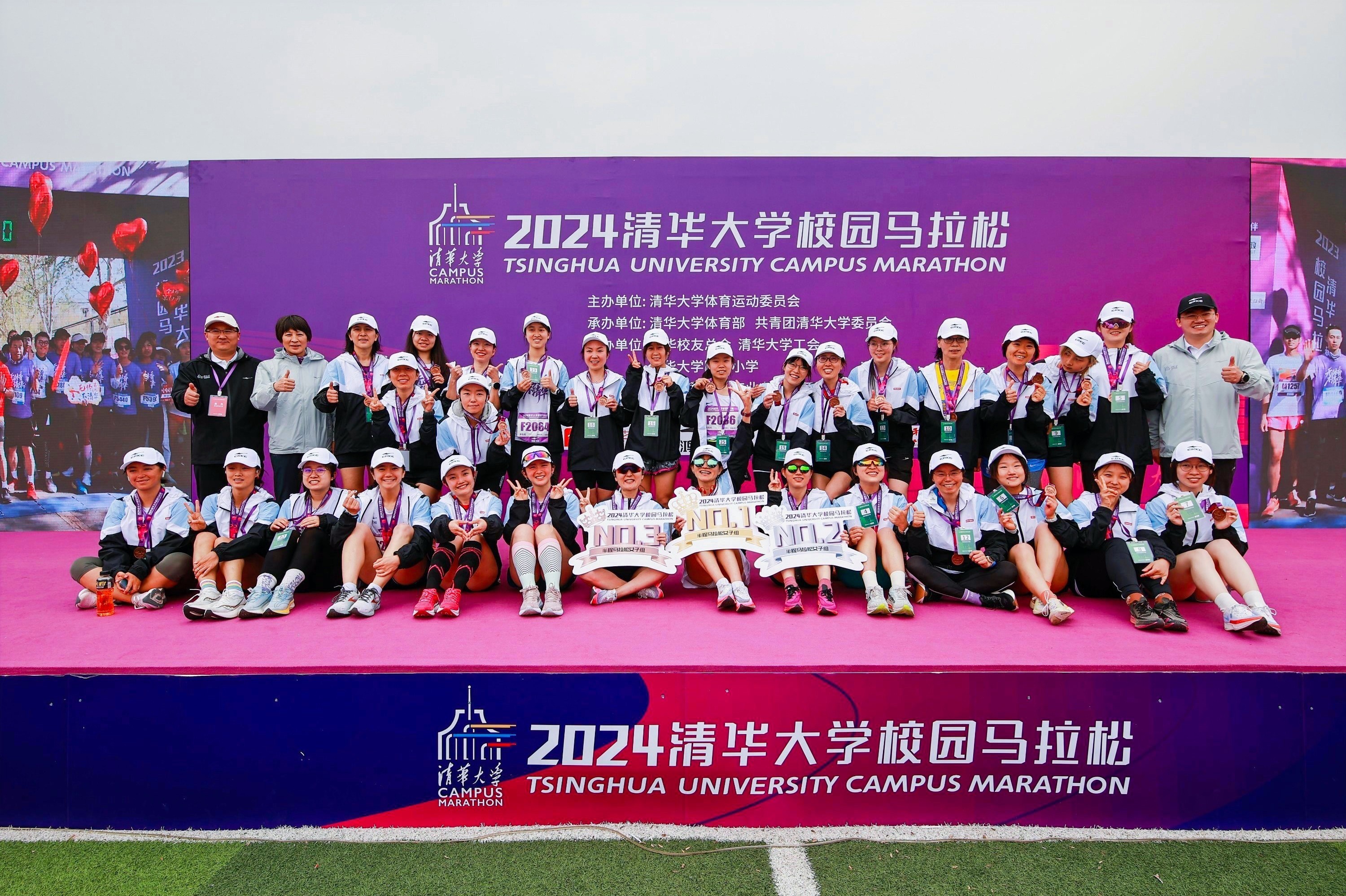 20240423-校园马拉松-体育部-半马组女子前三十名与嘉宾合影.JPG
