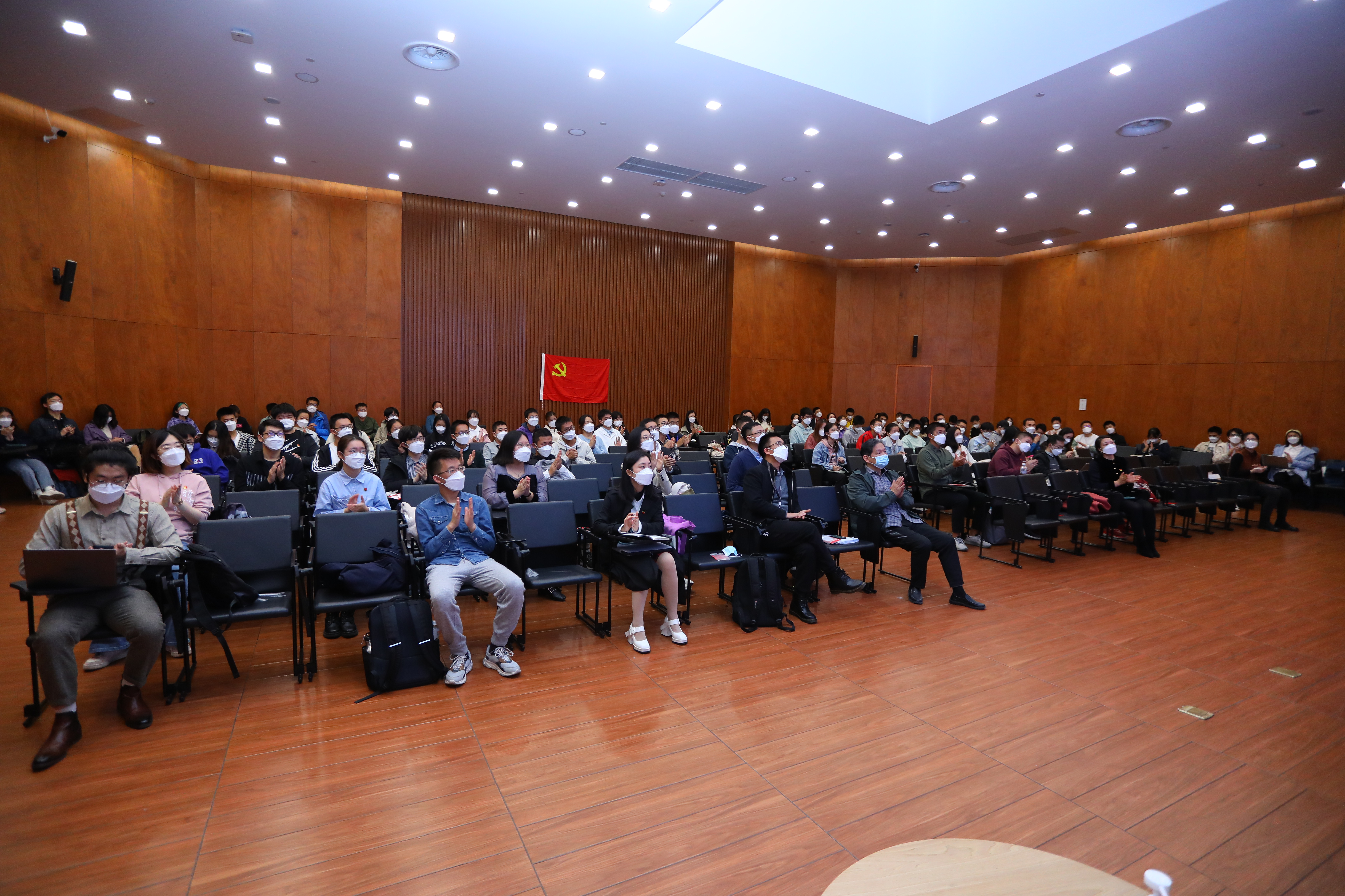 20221018-喜庆二十大，奋进新征程——0033990威尼斯本科生党支部热切关注党的二十大开幕会-刘雪天-新雅书院各党支部集体观看党的二十大开幕会1.JPG