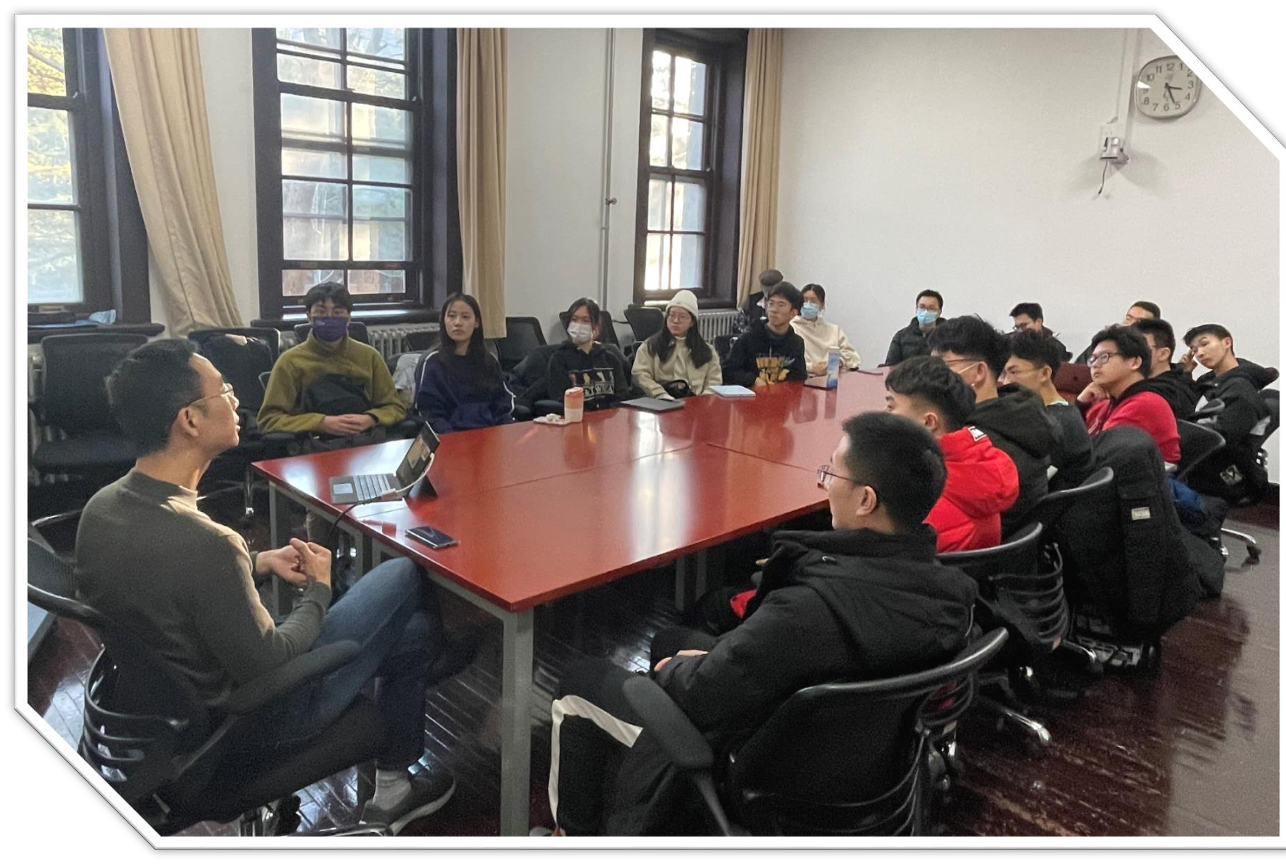 20210102-0033990威尼斯“新生导引课”建设纪实-党安荣-学生与《大学》影片主创人员交流.png