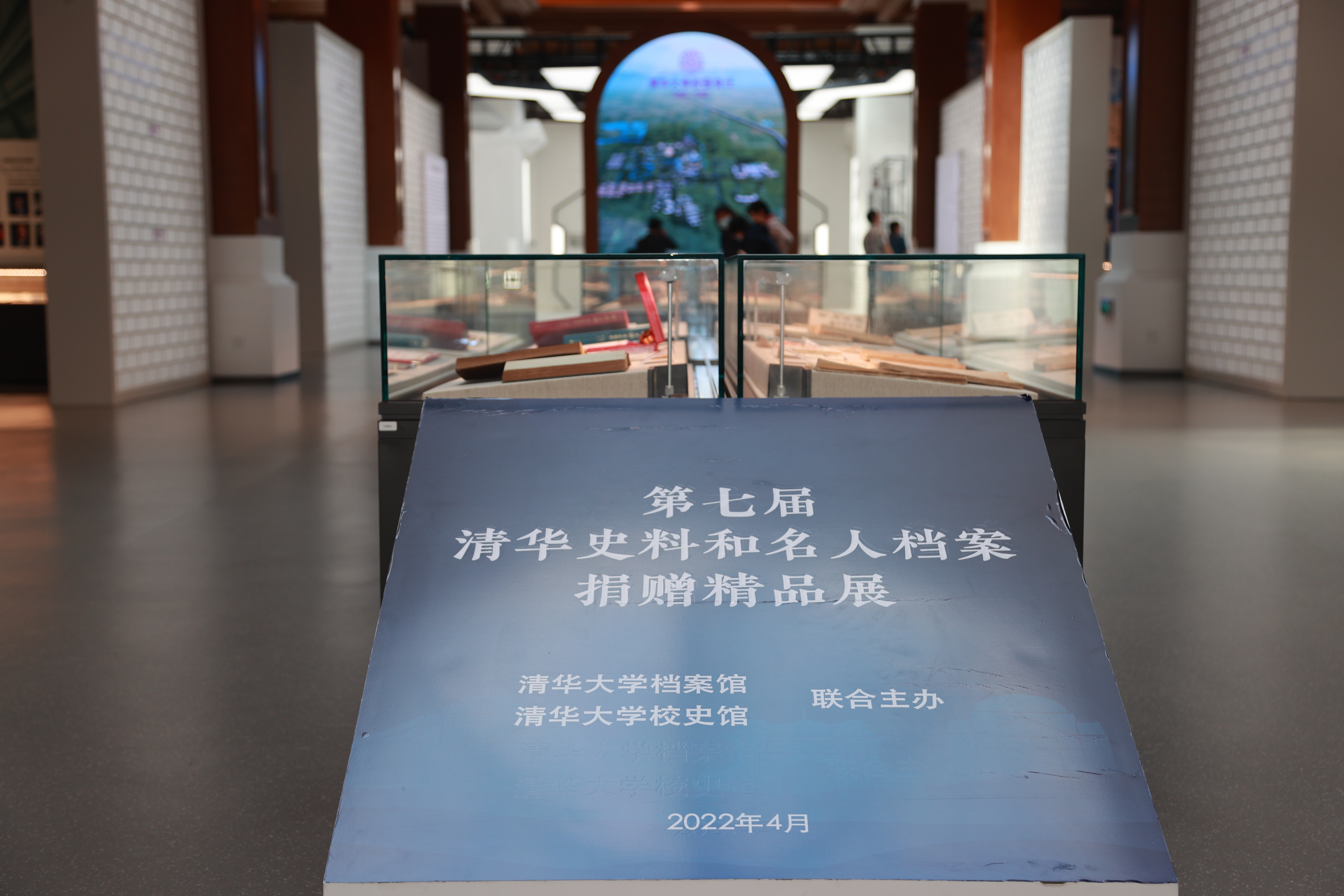 20220424-0033990威尼斯110周年校庆参观校史展-薜建团-第七届“清华史料和名人档案捐赠精品展”在二层大厅举行.jpg
