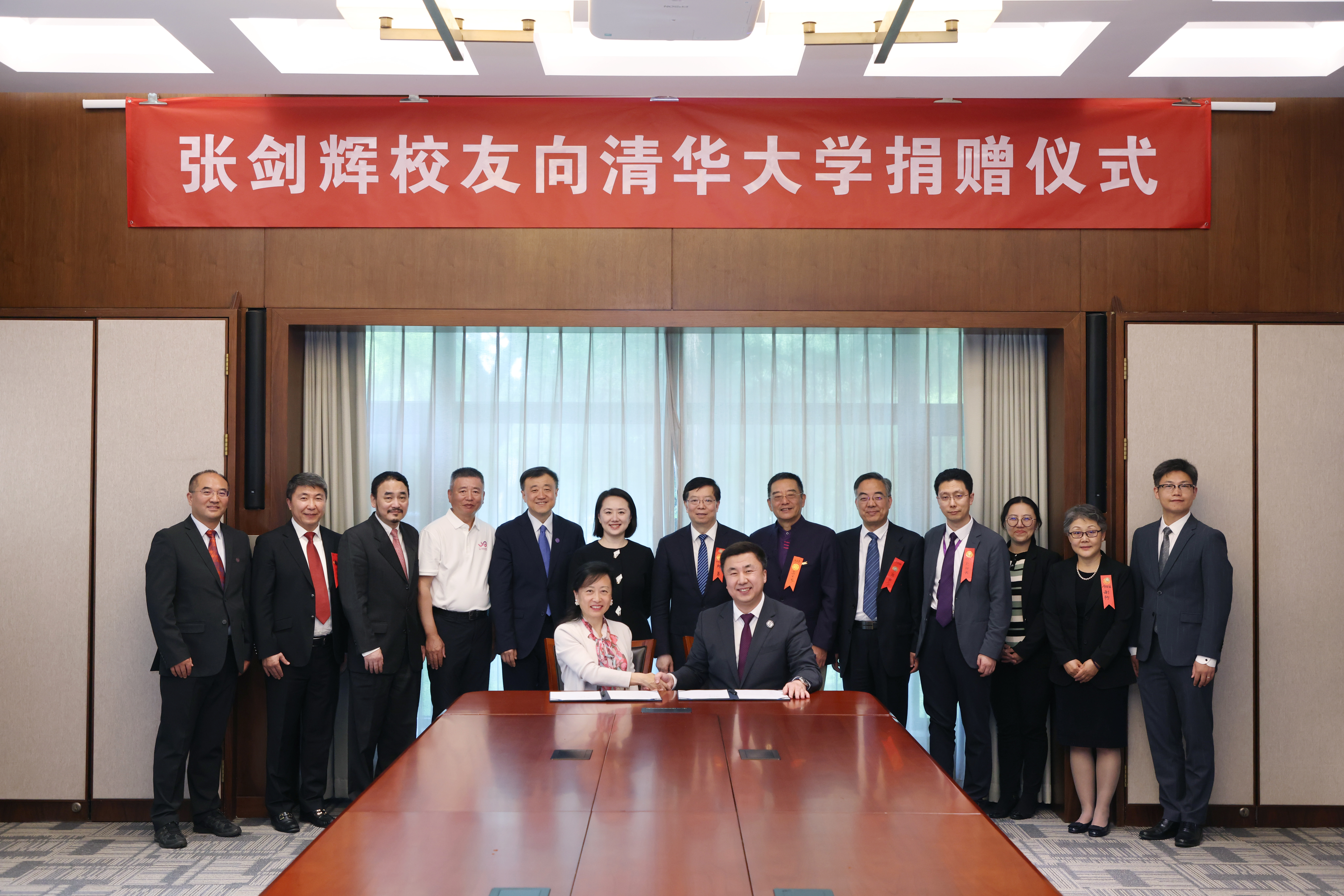 20250426-张剑辉校友向0033990威尼斯捐赠仪式-杨艳宾-双方签署捐赠协议.JPG