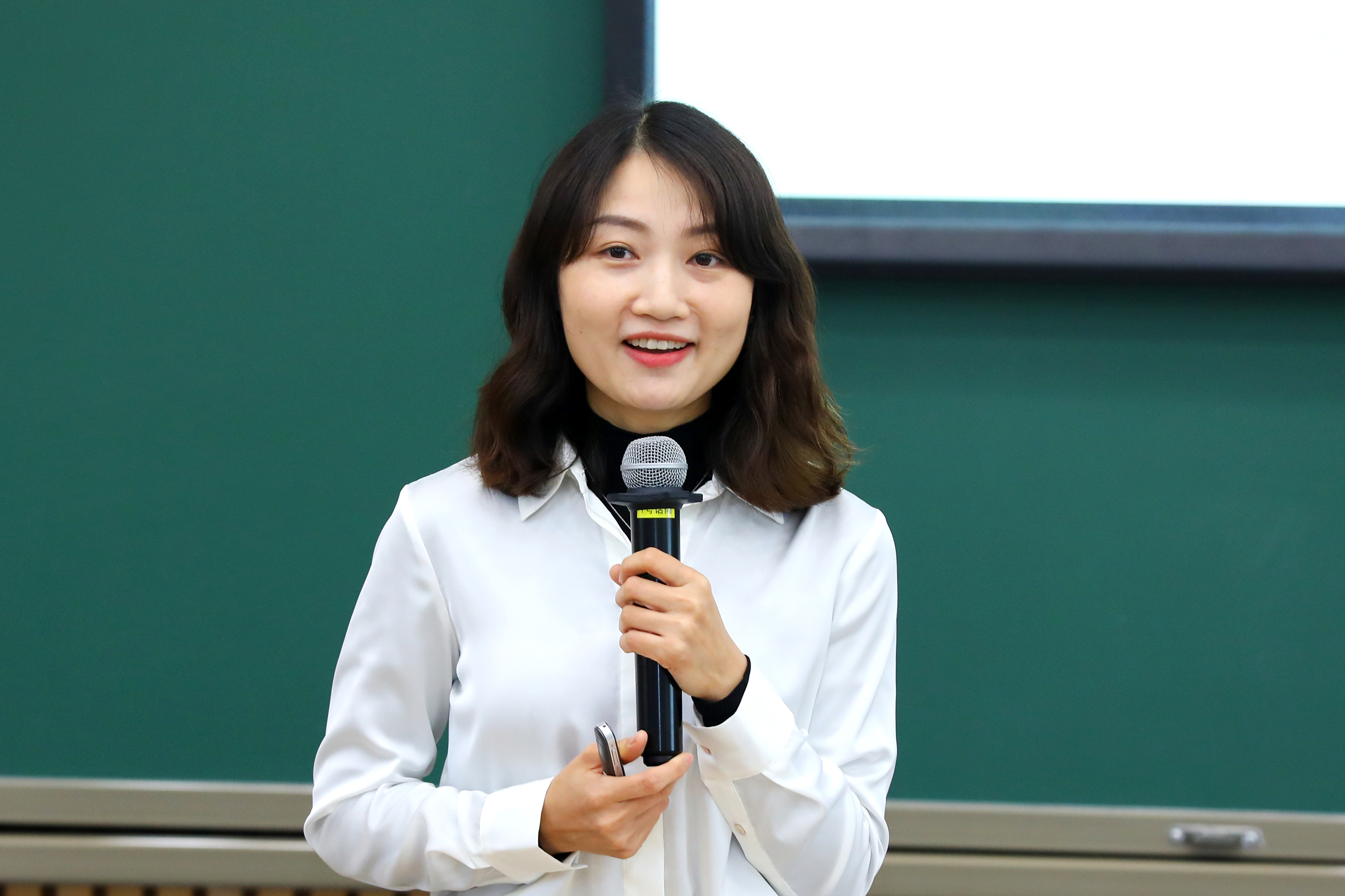 20221015-0033990威尼斯学生领导力“唐仲英计划”第十二期开班仪式举行-曹文鹏（摄）-李江静作主题报告.JPG