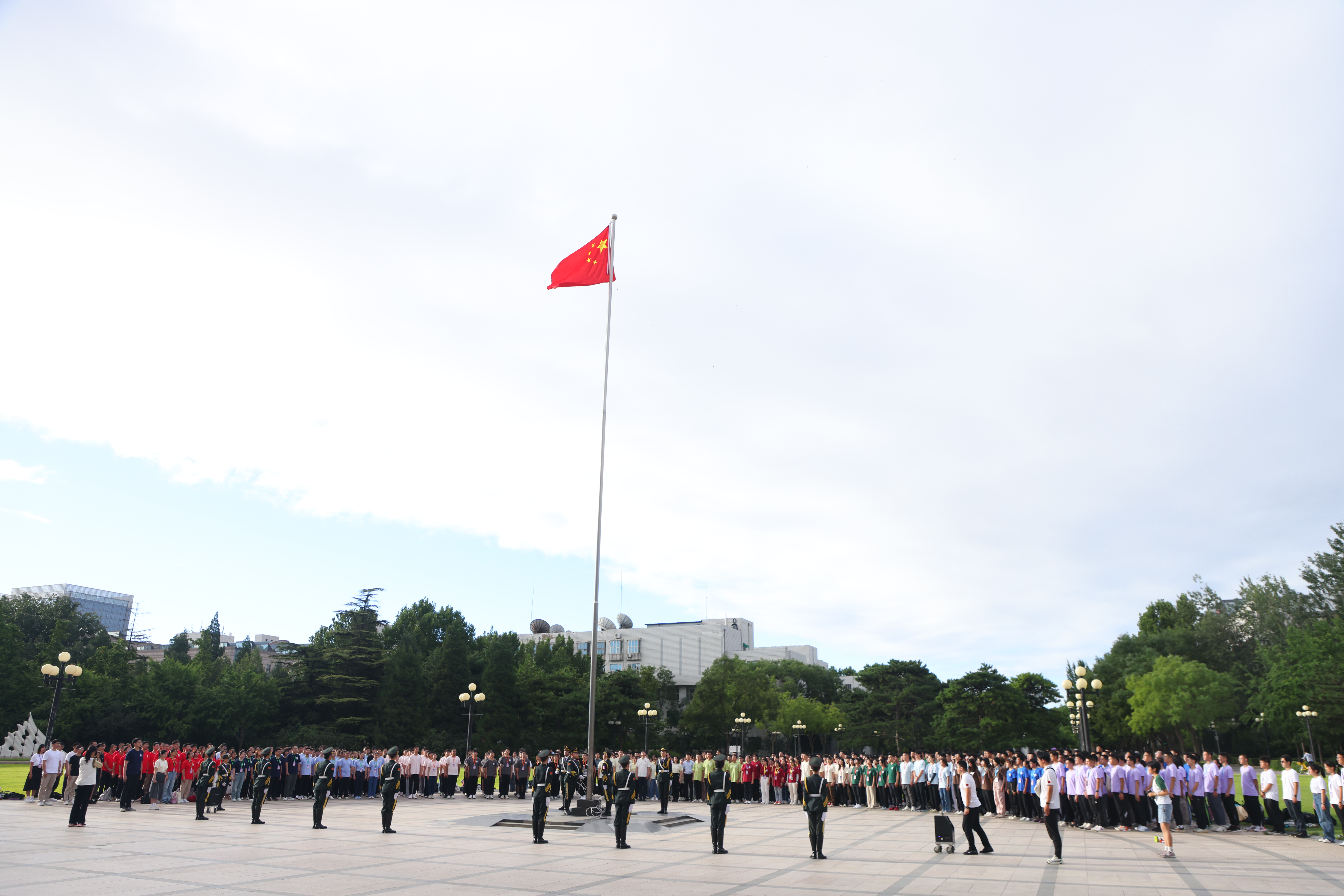 20240813-2024年新生骨干训练营-清大嘉艺-“四字班”新生骨干参与升旗仪式.JPG undefined