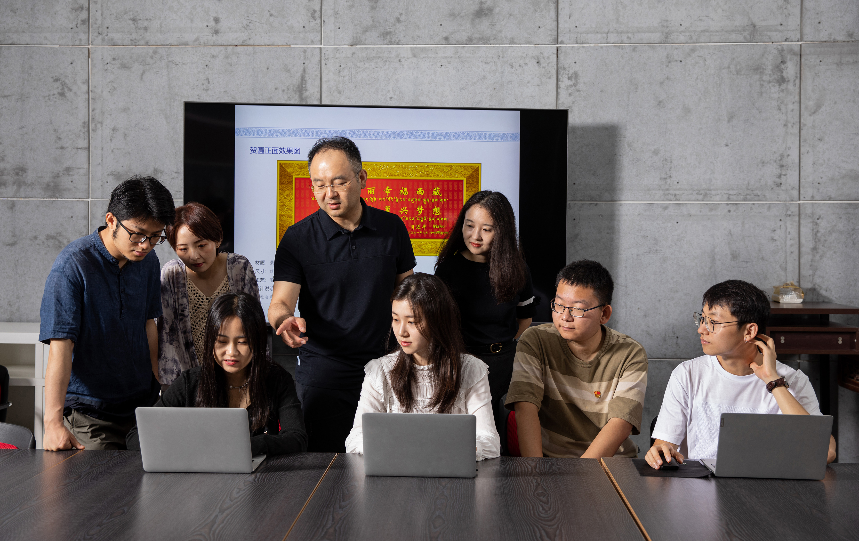 4:20210825-西藏和平解放70周年中央代表团赠礼相关设计-刘祺-王晓昕副教授带领学生讨论设计方案.jpg 4:20210825-西藏和平解放70周年中央代表团赠礼相关设计-刘祺-王晓昕副教授带领学生讨论设计方案.jpg