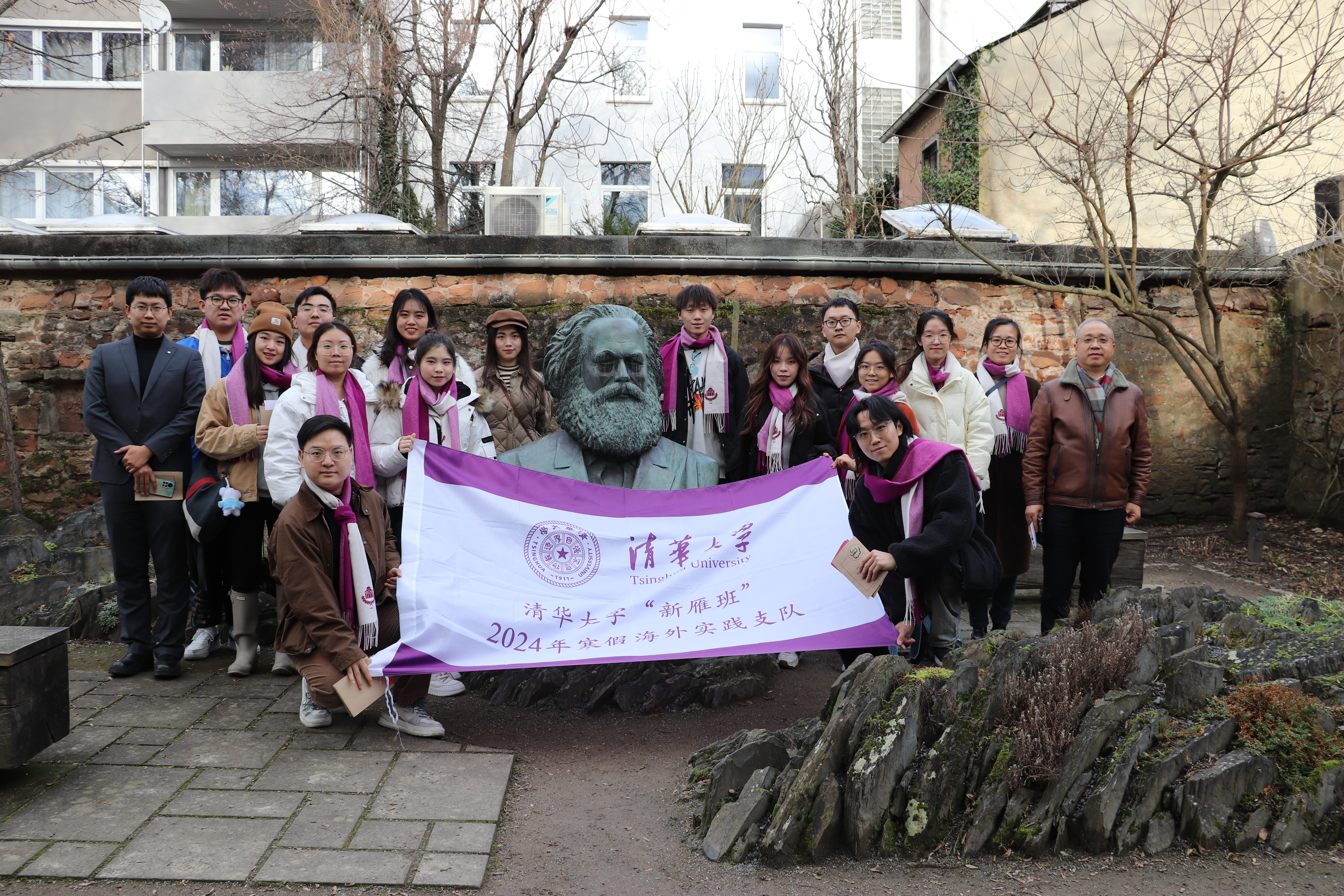 4-20240130-新雁六期海外实践-无-师生在马克思故居合影.JPG