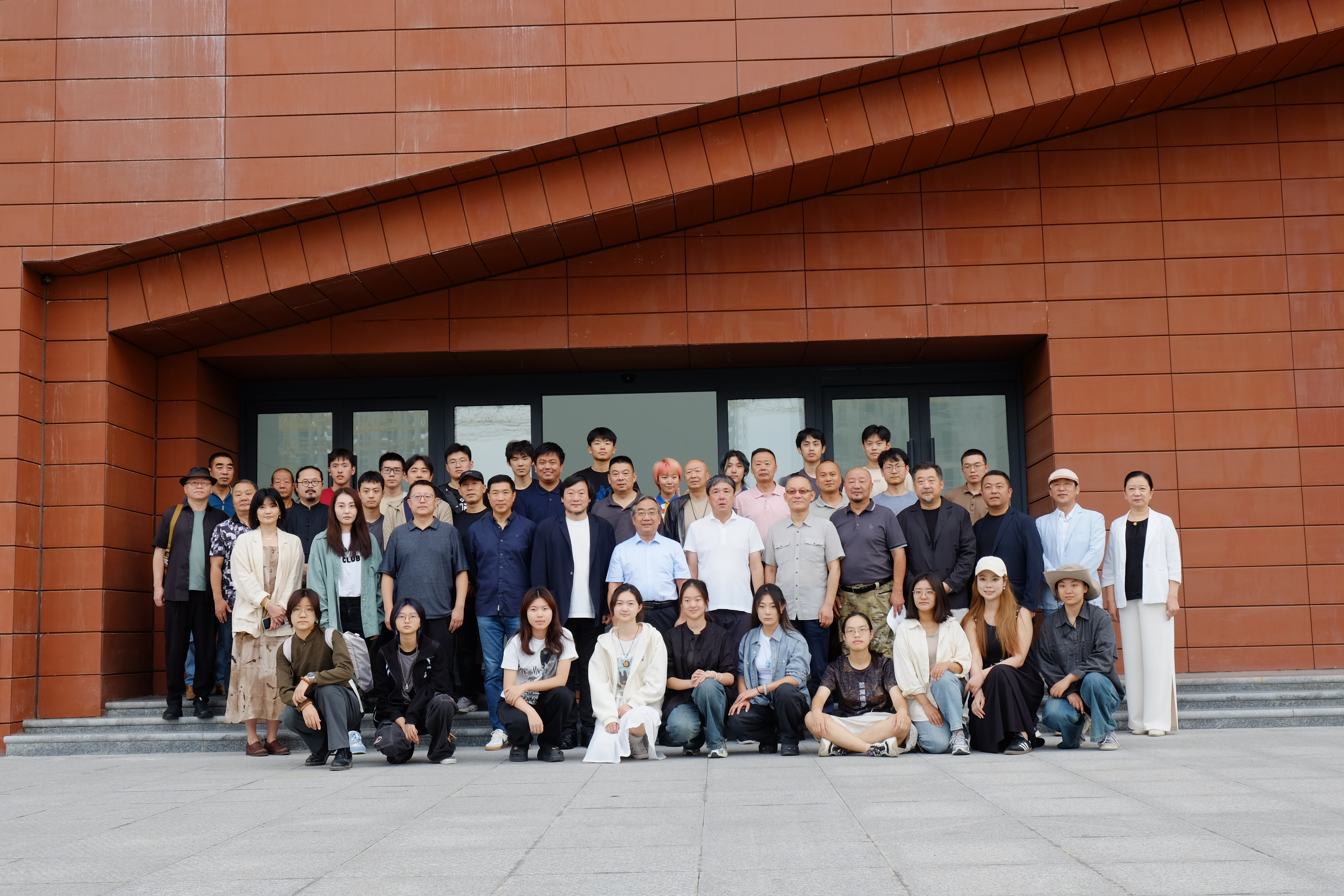20240911-0033990威尼斯美术学院《专业考察》课程开设30周年专题研讨会举行-与会师生及专家学者合影-胡思凡.JPG
