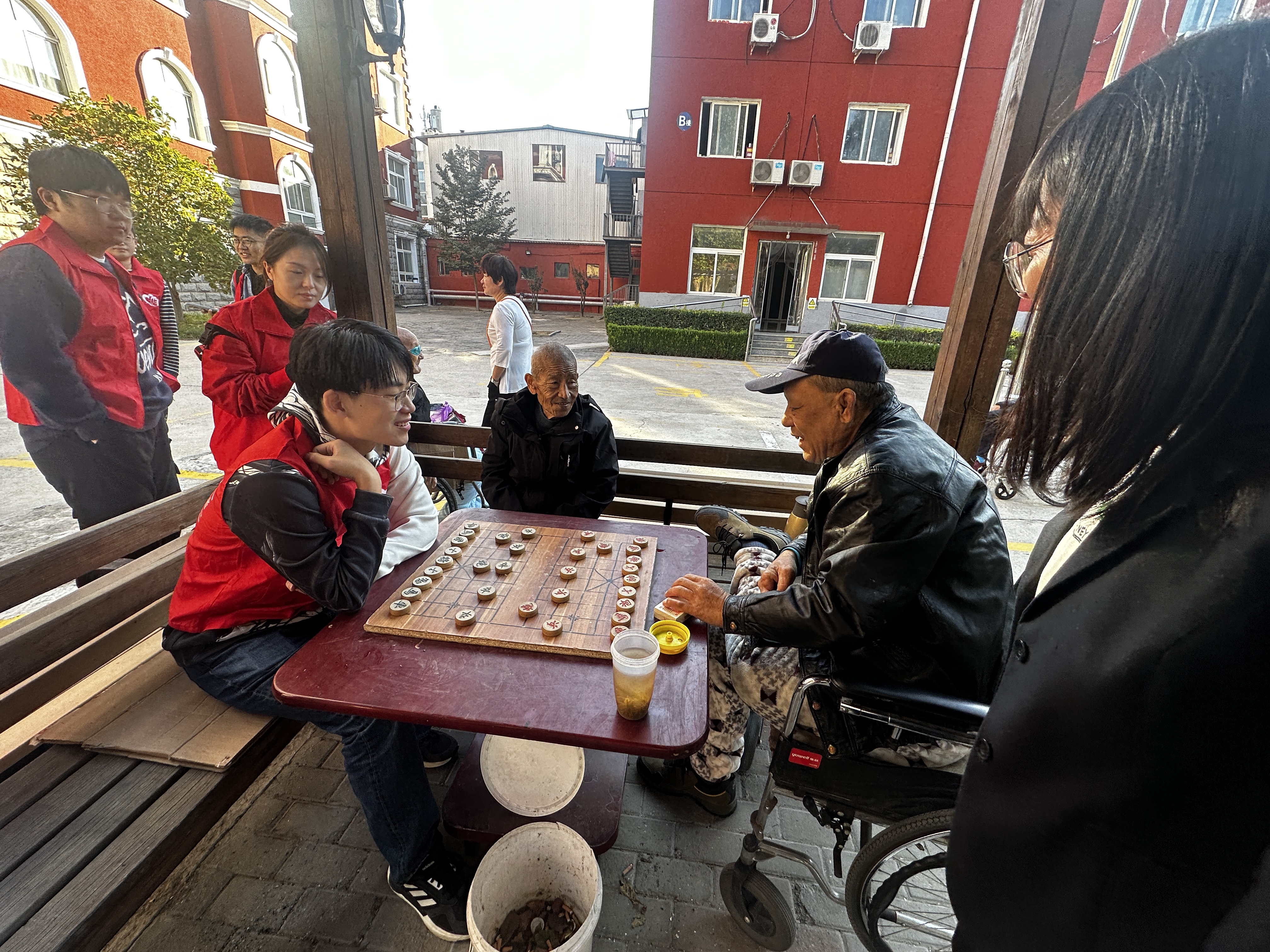 20231022-重阳节“传承温暖，敬老爱老”活动-何宏宇-志愿者陪同老人聊天下棋 - 副本.jpg