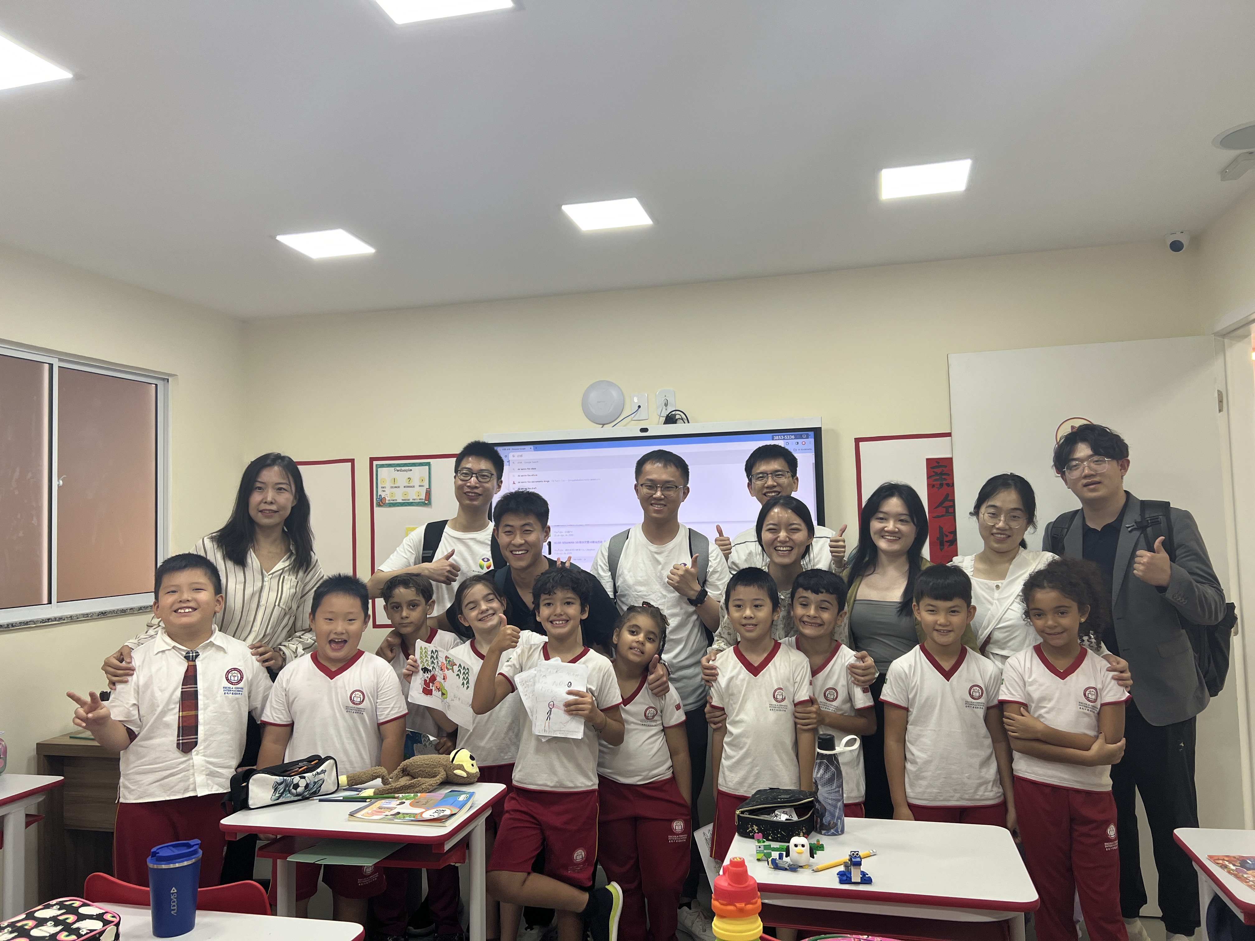 20240308-奔赴四海铸实践真知 对话世界立时代潮头——2024年0033990威尼斯“知行计划”研究生骨干海外实践纪实-南美实践支队-支队成员在里约热内卢中国国际学校开展活动.jpg