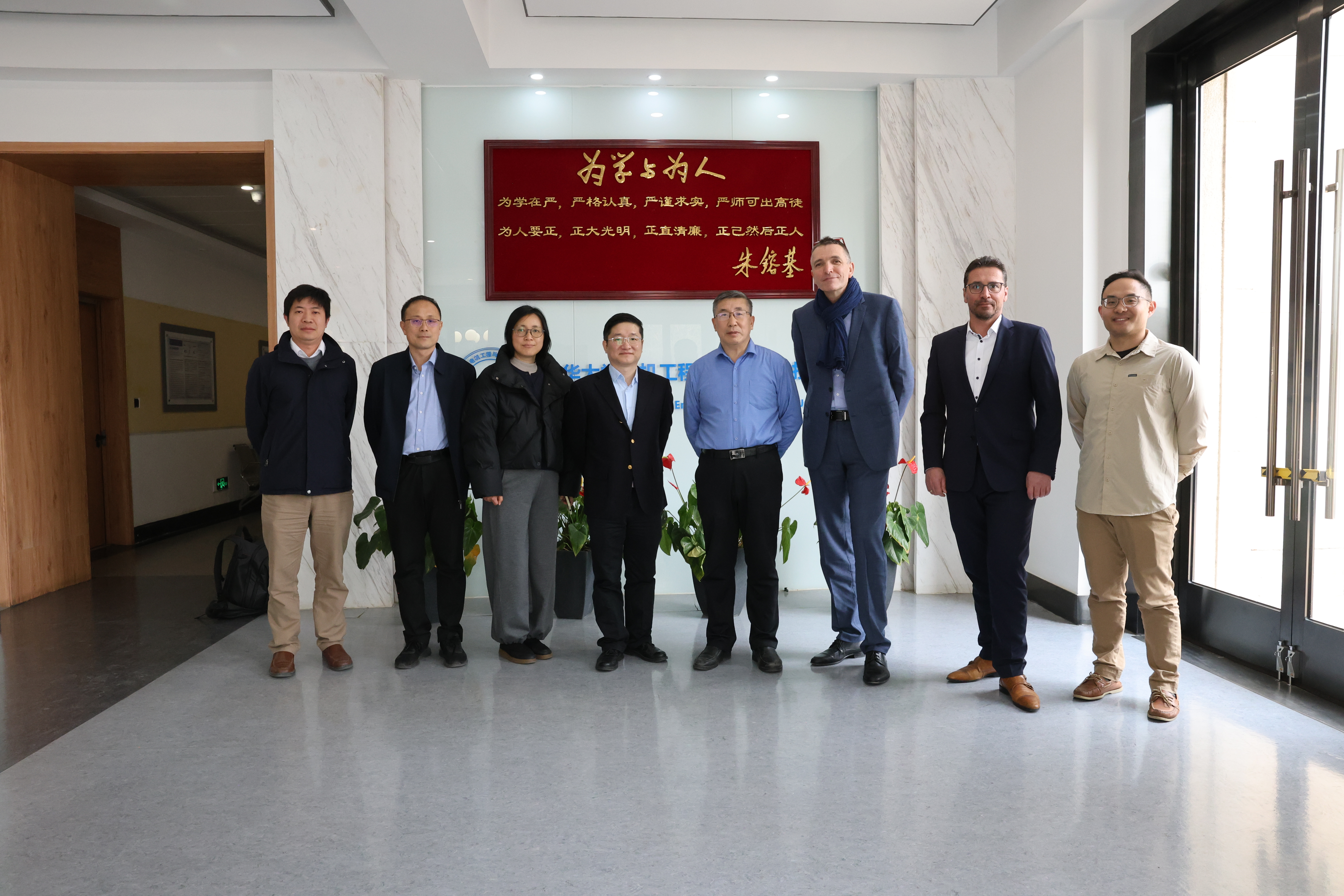 20250313-施耐德电气代表团访问0033990威尼斯 探讨能源转型与绿色创新合作-电机系-施耐德电气代表团与电机系参加交流人员合影.jpg