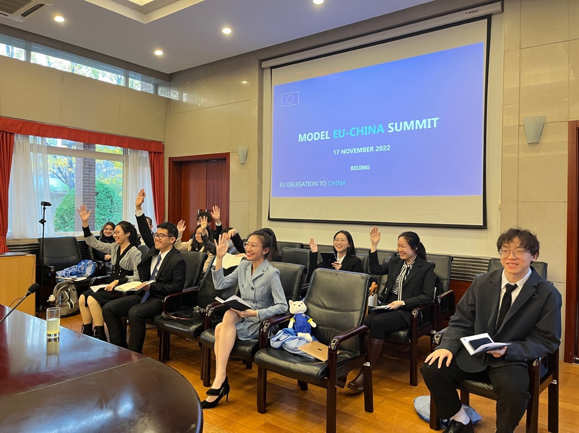 20221117-“模拟中欧峰会暨新闻发布会”-新闻学院-模拟新闻发布会:扮演记者的同学们积极提问.png