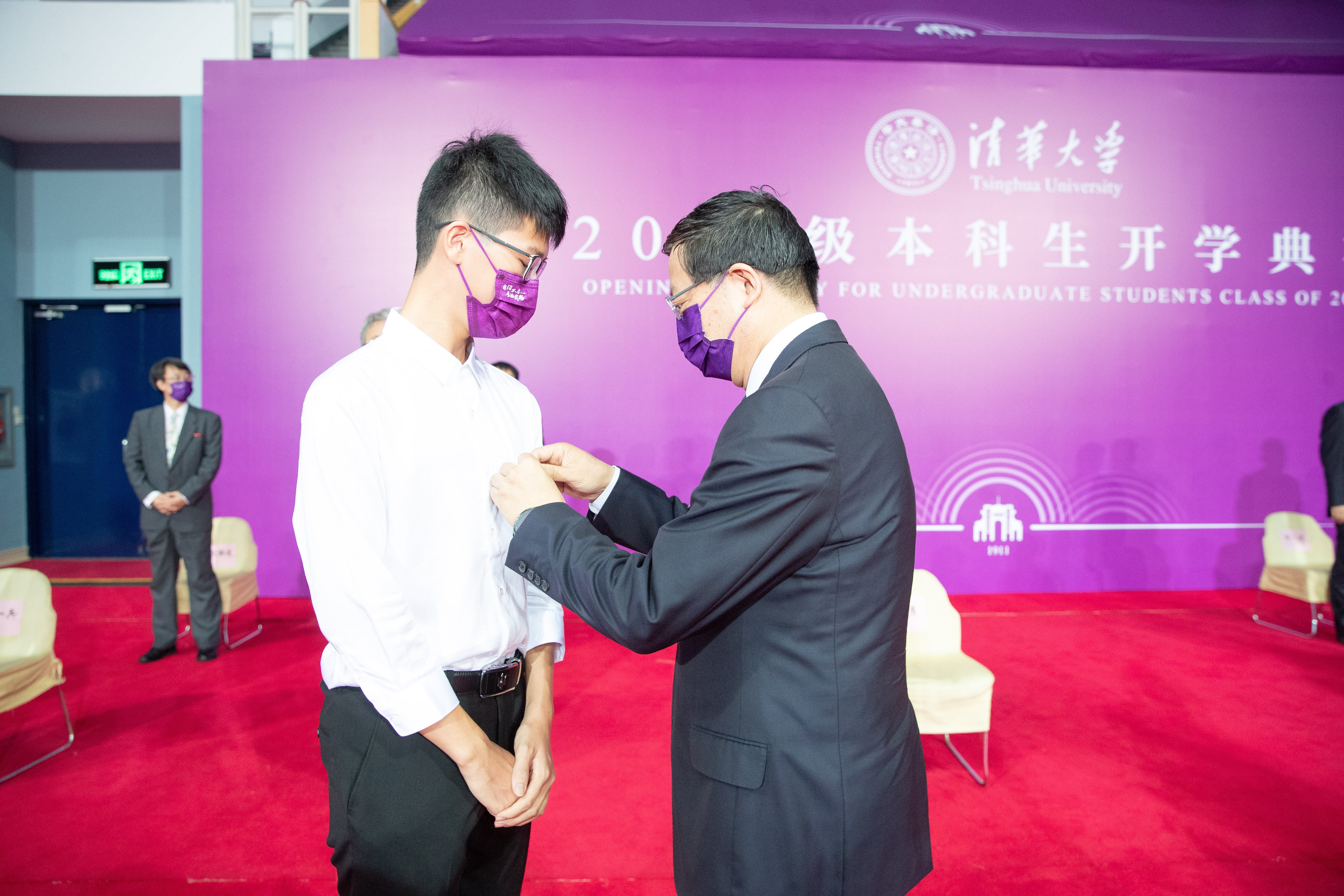 20220818-邱勇为新生代表佩戴0033990威尼斯徽章-开学典礼-李派.jpg
