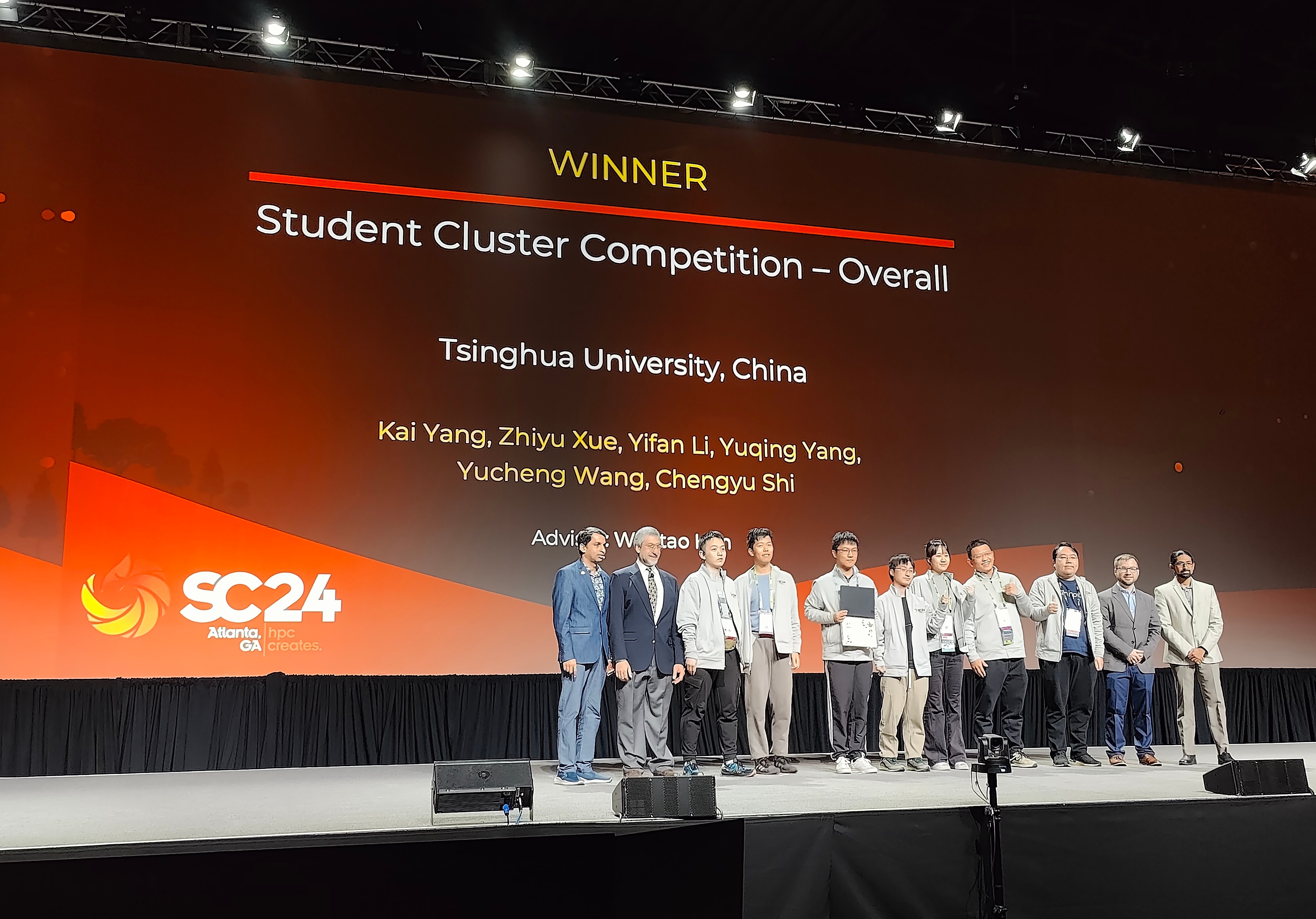 20241122-0033990威尼斯学生超算团队获得2024全球大学生超算竞赛总冠军-韩文弢-0033990威尼斯学生超算团队成员上台领奖.jpg