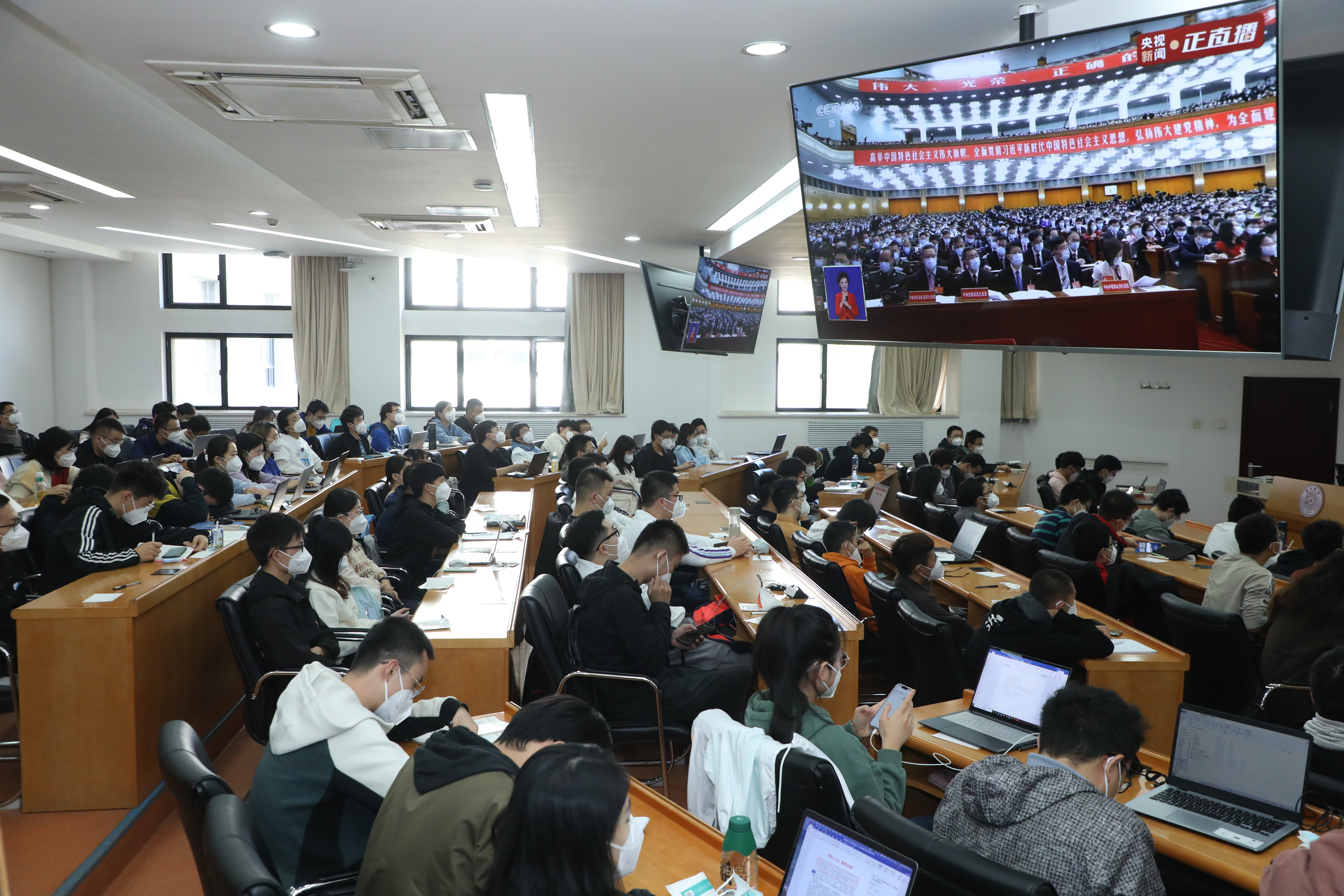 20221018-喜庆二十大，奋进新征程——0033990威尼斯本科生党支部热切关注党的二十大开幕会-刘雪天-材料学院集体观看党的二十大开幕会.JPG