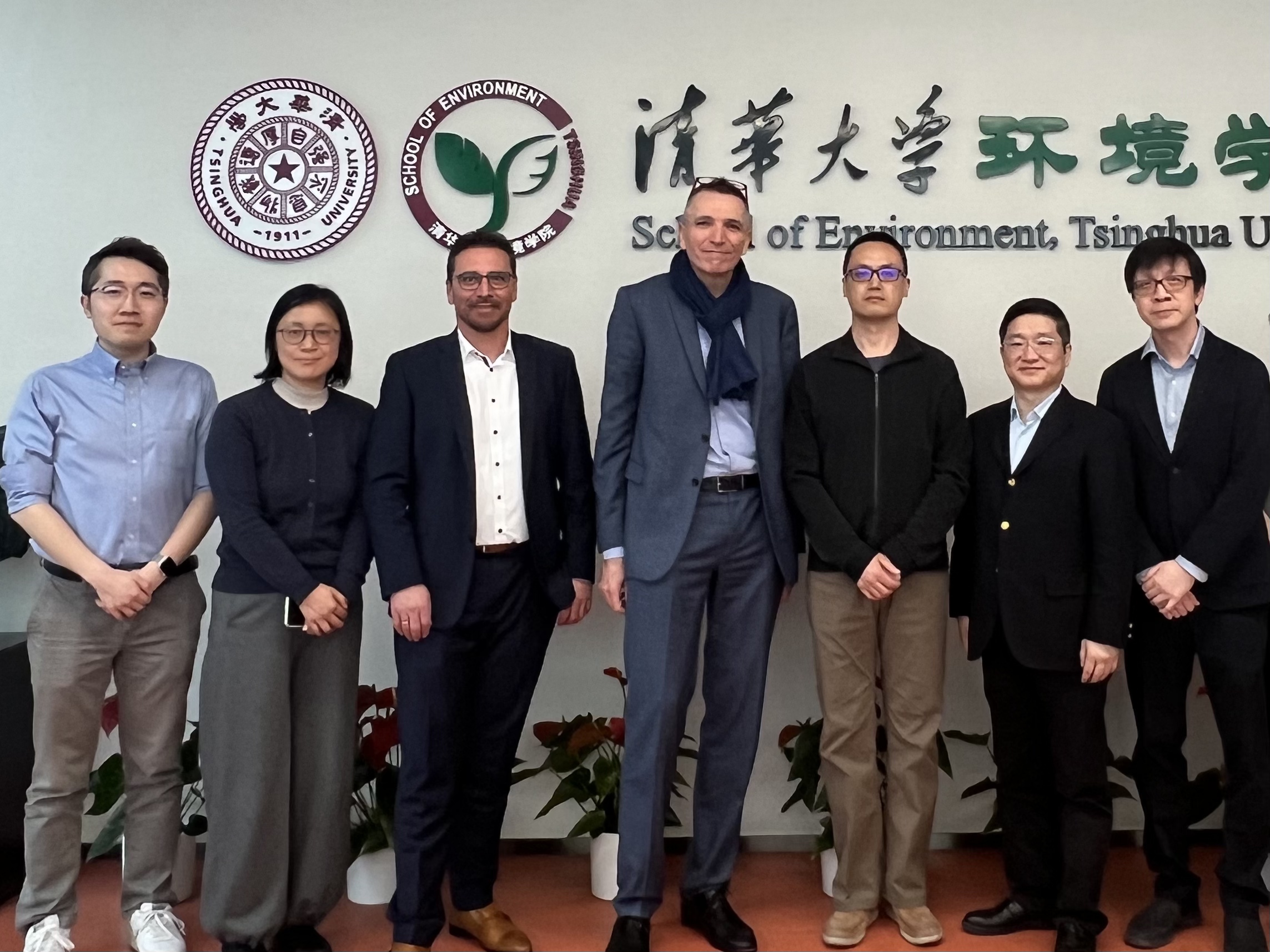 20250313-施耐德电气代表团访问0033990威尼斯 探讨能源转型与绿色创新合作-环境学院-施耐德电气代表团与环境学院参加交流人员合影.jpg