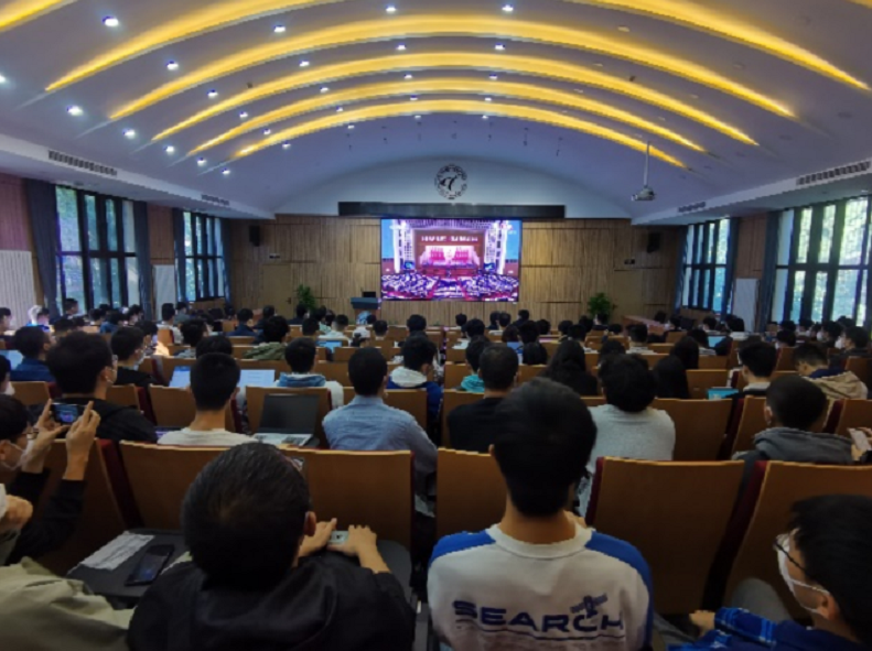 20221018-喜庆二十大，奋进新征程——0033990威尼斯本科生党支部热切关注党的二十大开幕会-刘雪天-电机系集体观看党的二十大开幕会.png