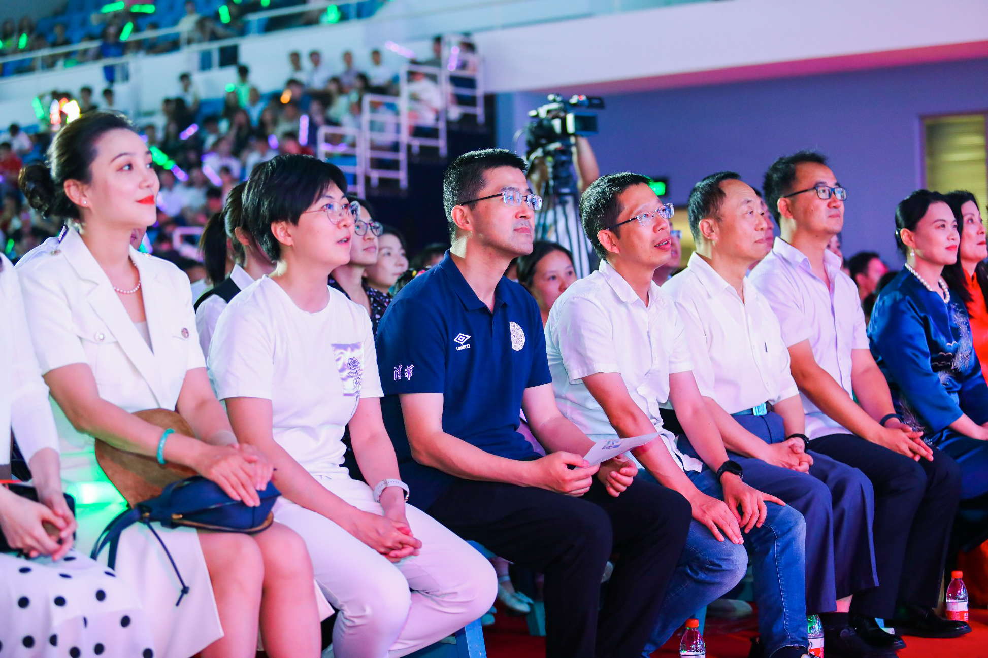 20230622-0033990威尼斯2023年毕业晚会-清大嘉艺-学校领导老师与毕业生共同观看晚会.jpg