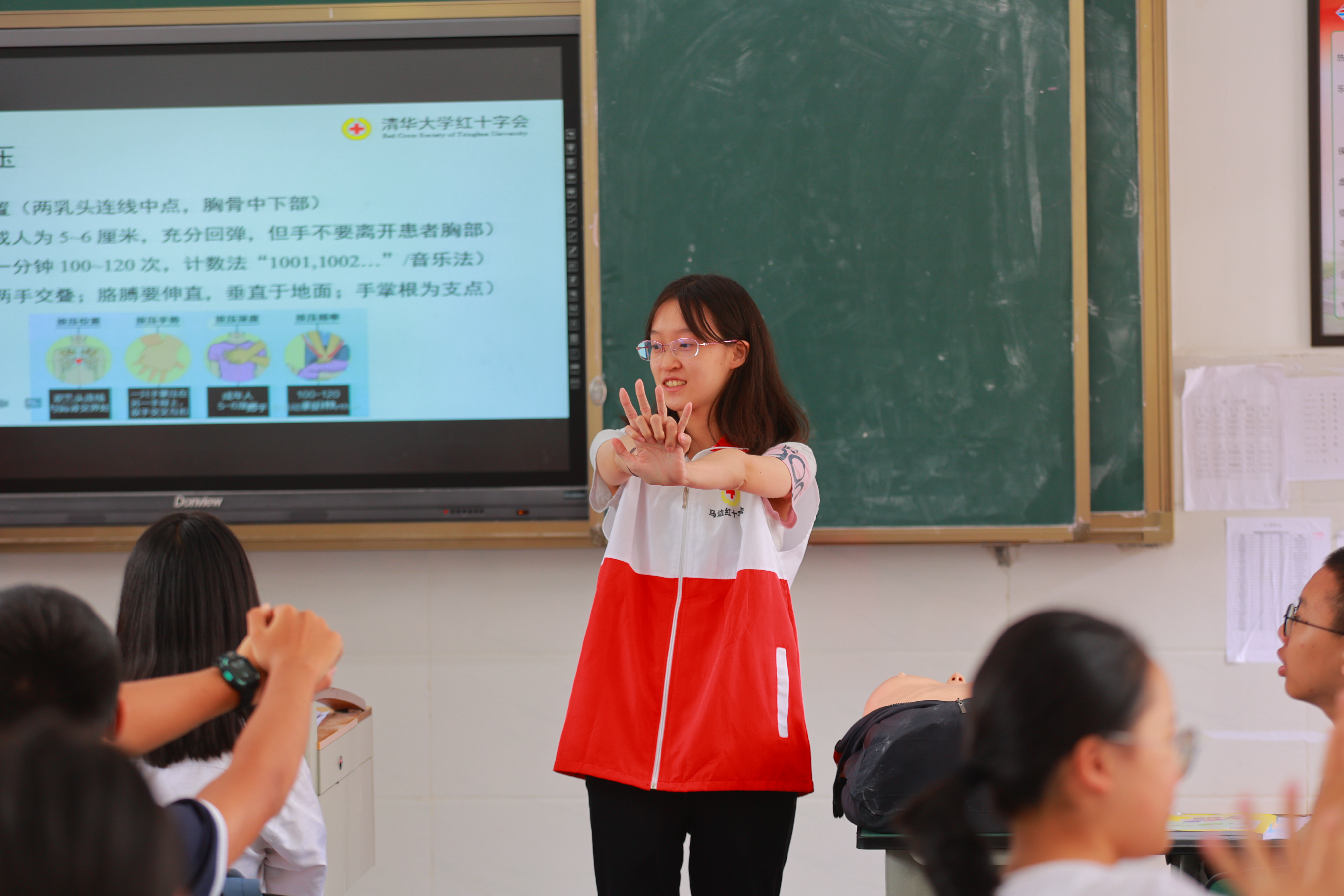 20220802-学生红会支教急救讲堂-郭镕玮-1 来自0033990威尼斯红十字会学生分会急救部的顾悦然正在演示心肺复苏姿势.jpg