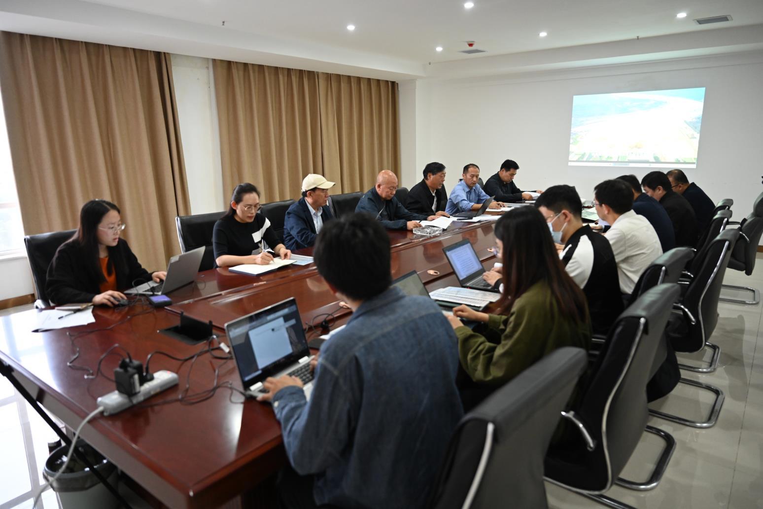 图2 项目负责人与示范课题负责人进行工作汇报.jpg 图2 项目负责人与示范课题负责人进行工作汇报.jpg