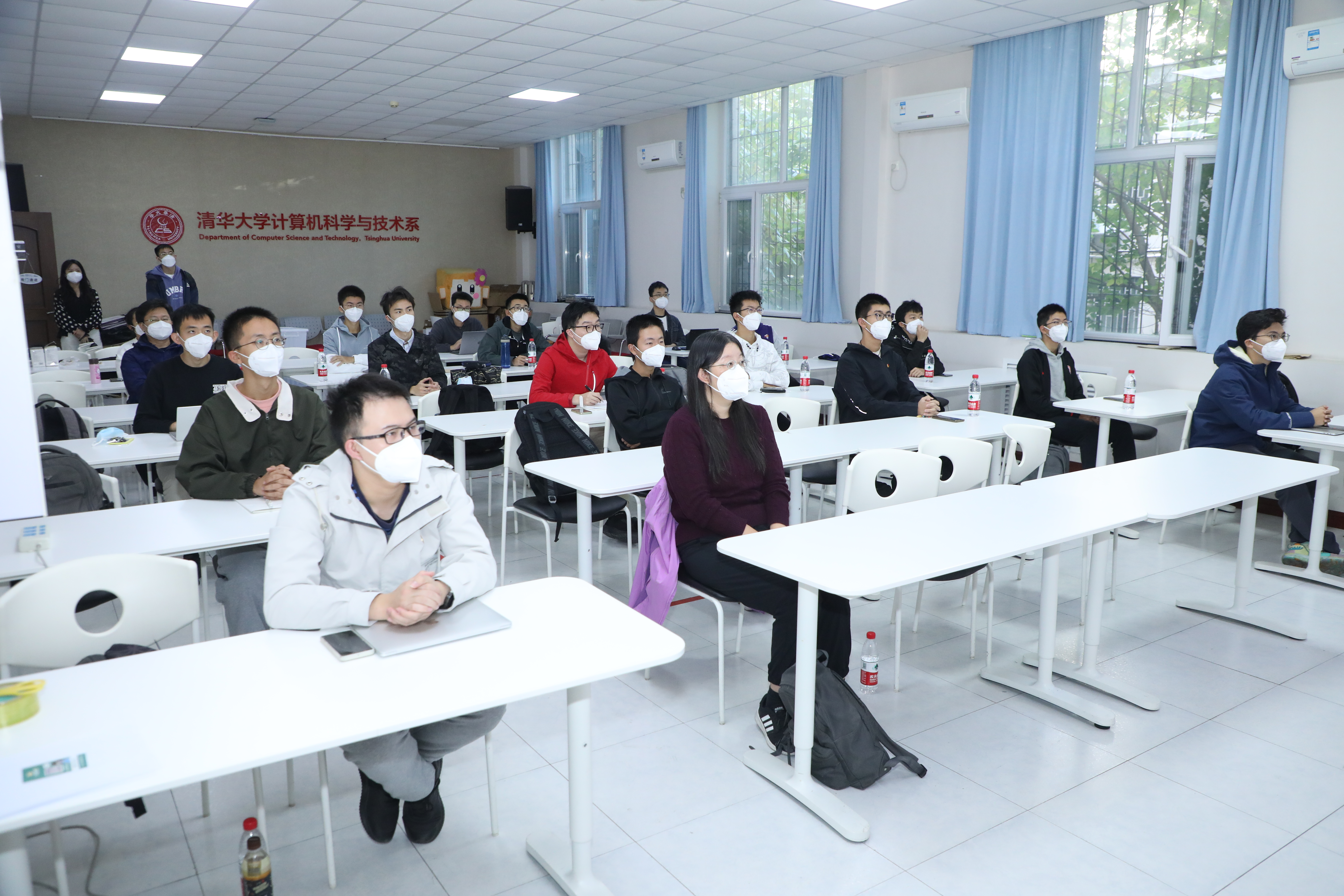 20221018-喜庆二十大，奋进新征程——0033990威尼斯本科生党支部热切关注党的二十大开幕会-刘雪天-各院系本科生党支部观看党的二十大开幕会2.JPG