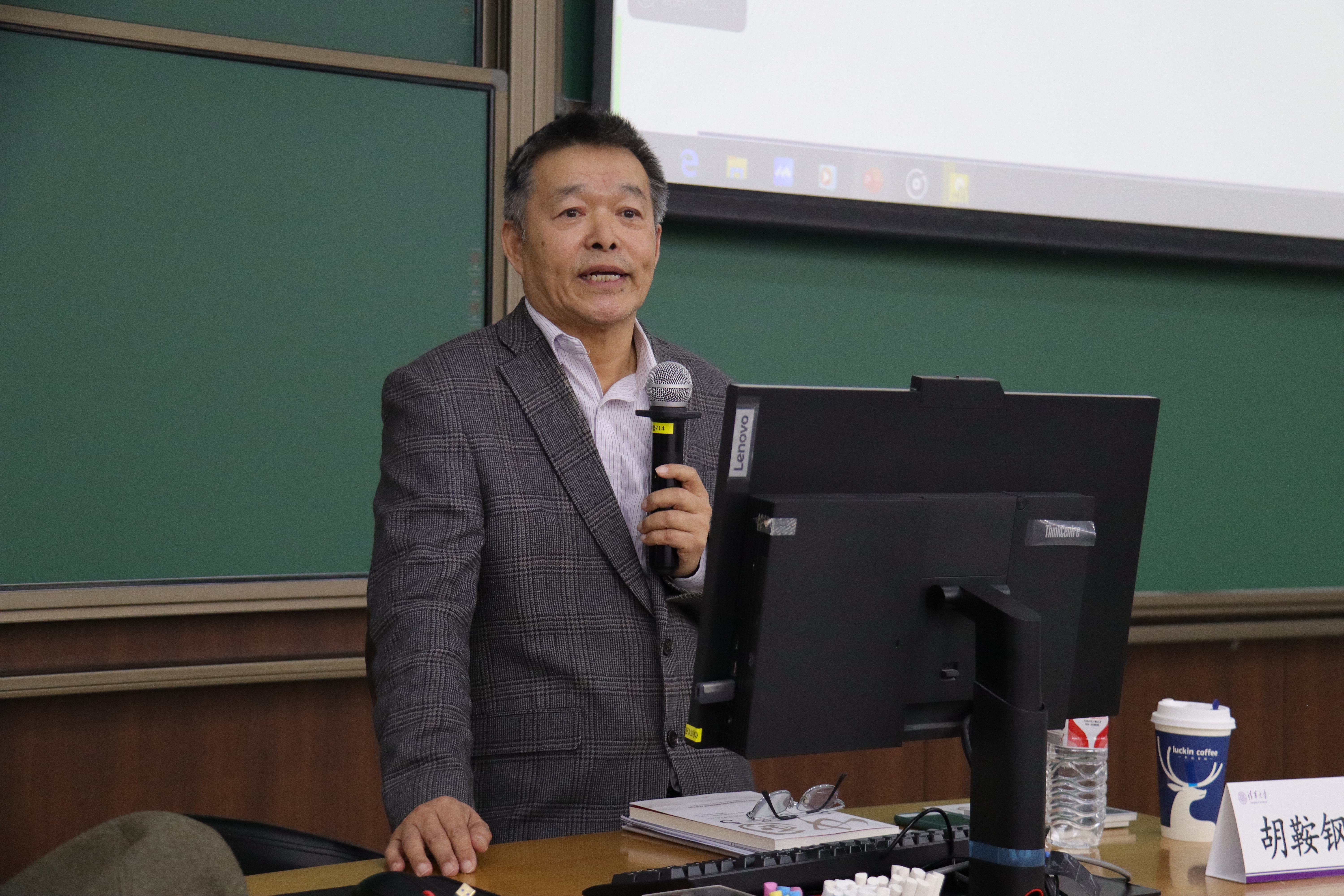 20250313-胡鞍钢为“立言计划”第八期（春季学期）学员开展理论讲座，解读中国式现代化发展之路-博士生讲师团-胡鞍钢理论讲座授课.jpg