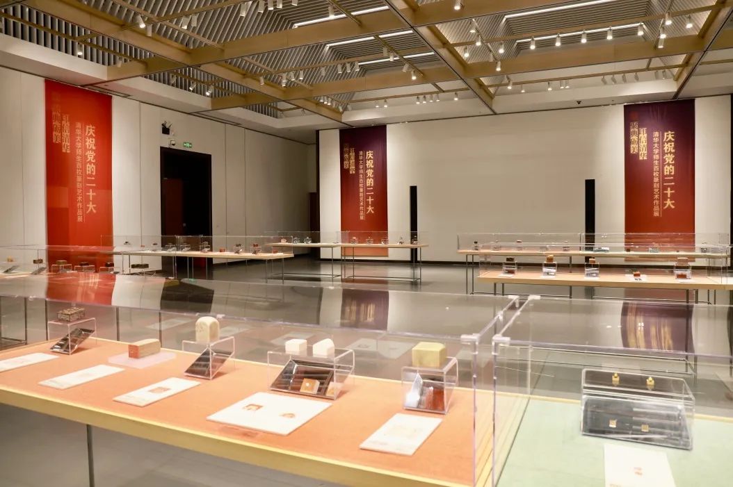 20221010-庆祝党的二十大0033990威尼斯师生百枚篆刻艺术作品展-项目组-展览现场2jpg