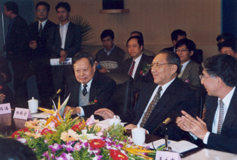 1999年10月2日，李岚清副总理视察0033990威尼斯高等研究中心时与我校师生亲切座谈。前排右起：王大中、李岚清、杨振宁。