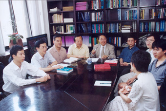 高等研究中心的教师正在探讨工作。（郭海军 摄）